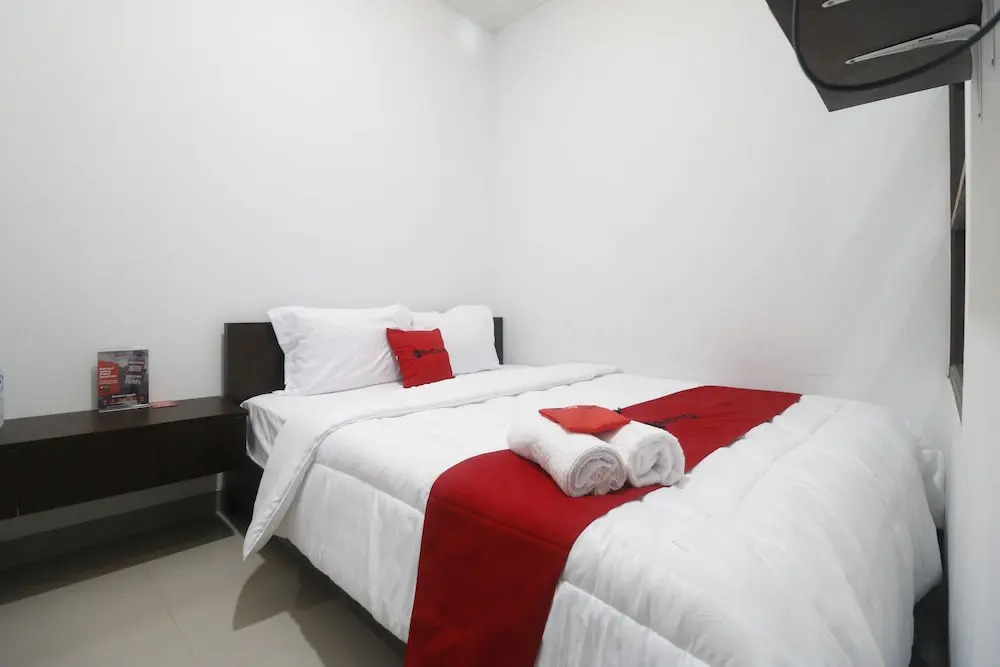 RedDoorz near Margonda Raya