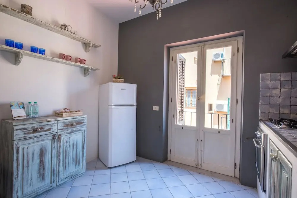 Terrazza e stile sui tetti della Kalsa