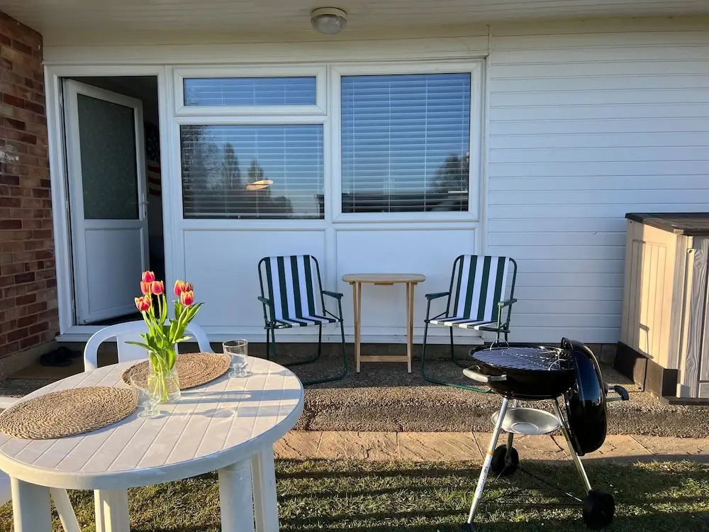 Beach Chalet - 2 Bedrooms - 4 Guests - Parking