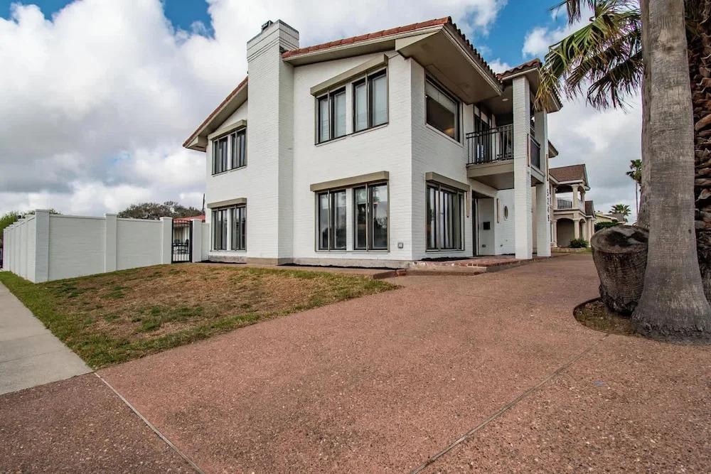 Coastal Paradise Beachfront House - Sleeps 26