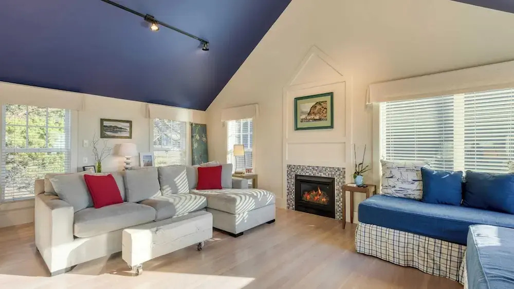 Beachside Retreat w/ Hot Tub, Balcony Dining & Blue-ceiling Charm Sea Cured by Avantstay