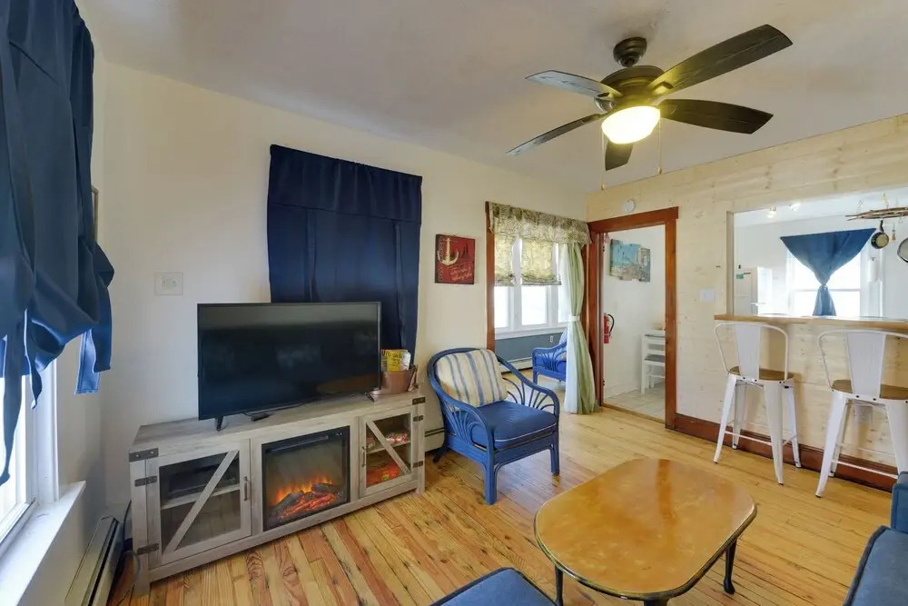 Wildwood Apartment - Porch & Enclosed Sunroom!