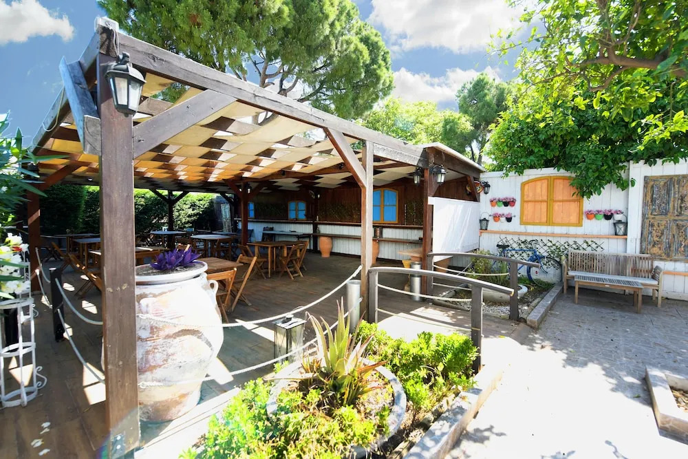 Rhodes Premium Suite, Luxury with Private Hot Tub - Adults Only