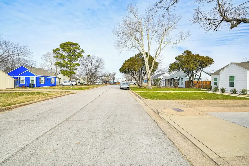 1 Block to Dallas Stadium! Home w/ Hot Tub!