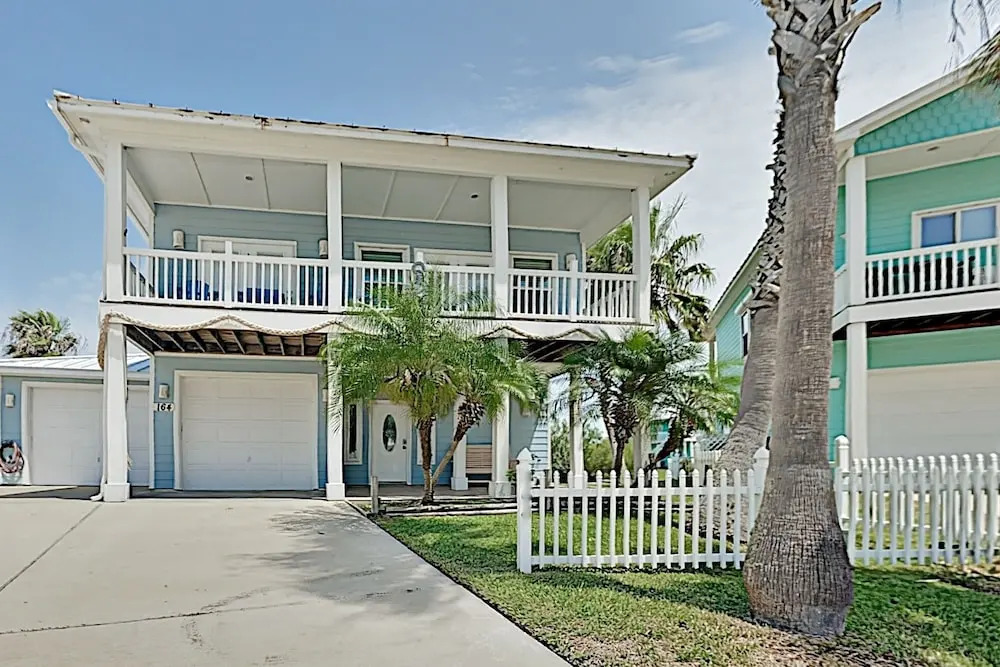 Modern Beach W/ Gourmet Kitchen & 2 Pools 3 Bedroom Home