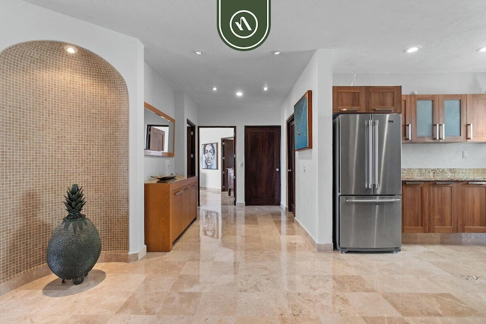 Stunning 2 BR Condo - Oceanview Terrace - Downtown