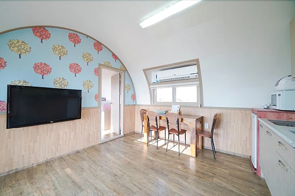 Yeosu Tirol Pension