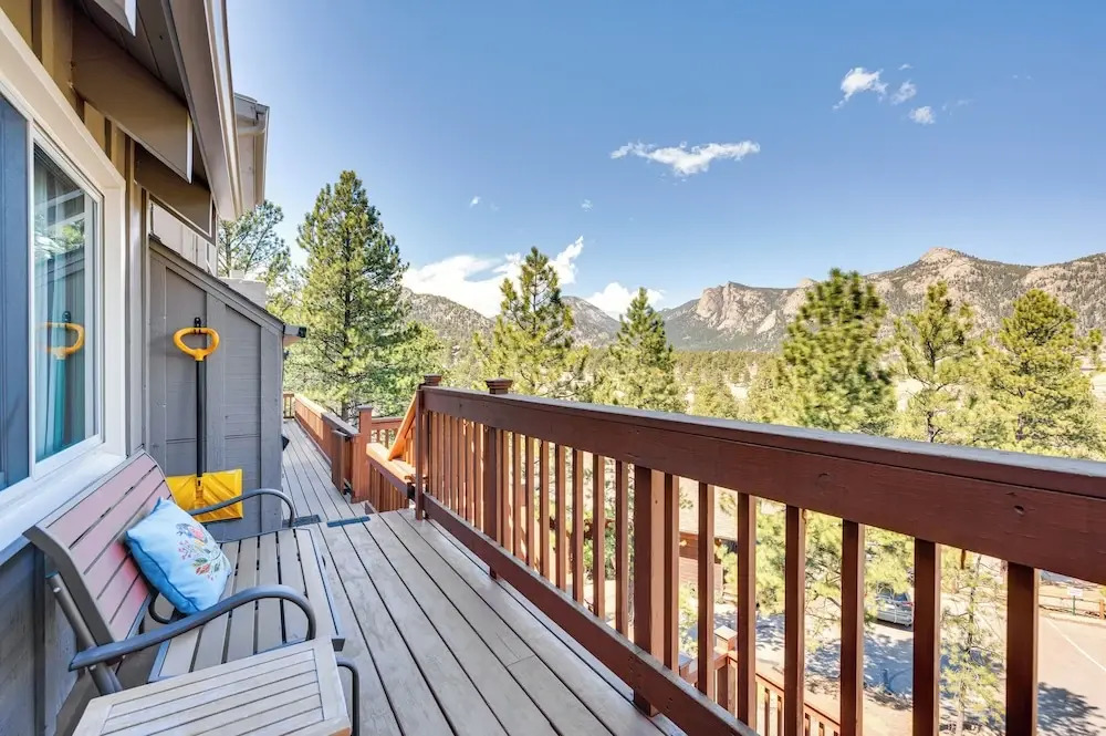 Cozy Estes Park Condo w/ Balcony + Fireplace!