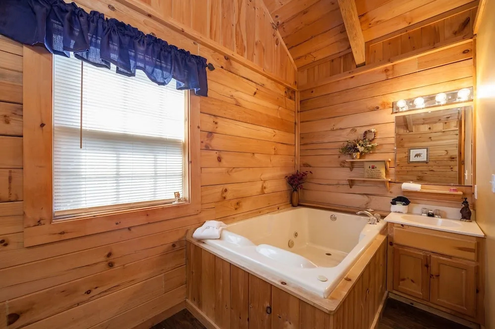 Sleepin' Inn 2 Bedroom Cabin by RedAwning