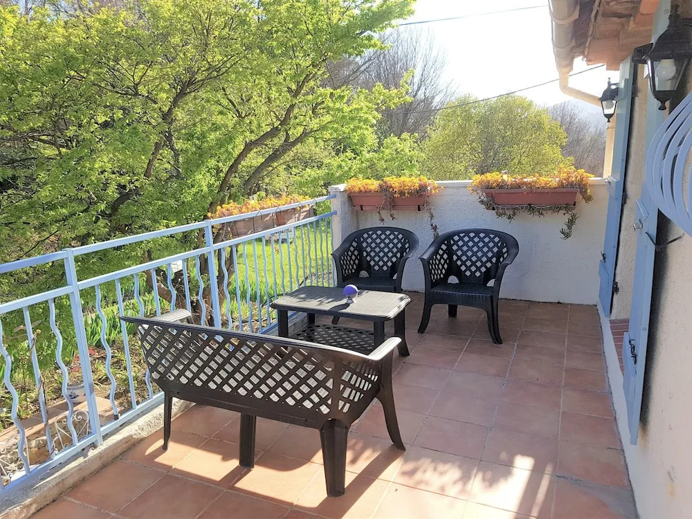 B&B with charm, quiet, kitchen, sw pool