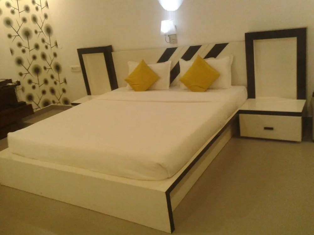 Paparazzi Resort