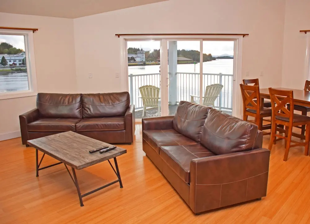 Longliner Lodge and Suites