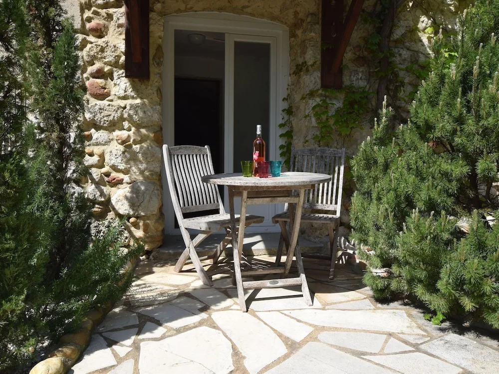 Nice Apartment in a Unique Location Near the Village of La Garde-adhémar