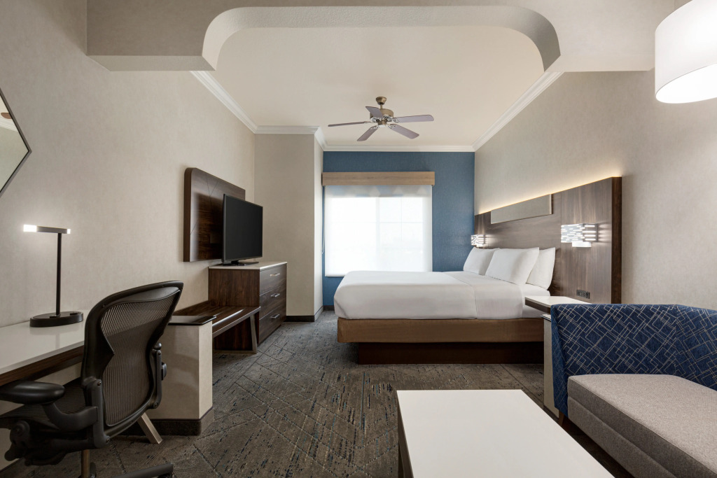 Holiday Inn Express and Suites Bakersfield Central by IHG