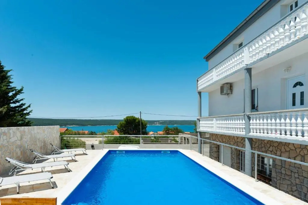 Pool apartment Leonardo