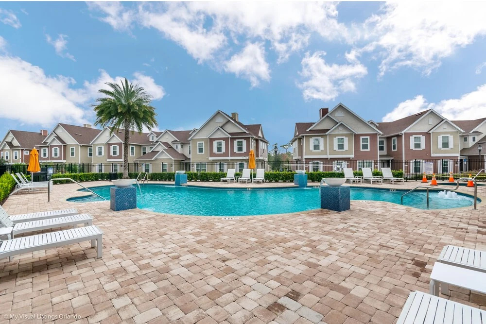 Upscale Townhome W/pool Access! 5 mi. to Disney!