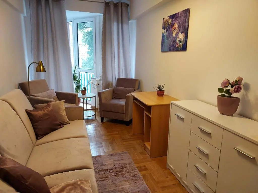 APART- salon z aneksem kuchenym, 2 sypialnie, łazienka