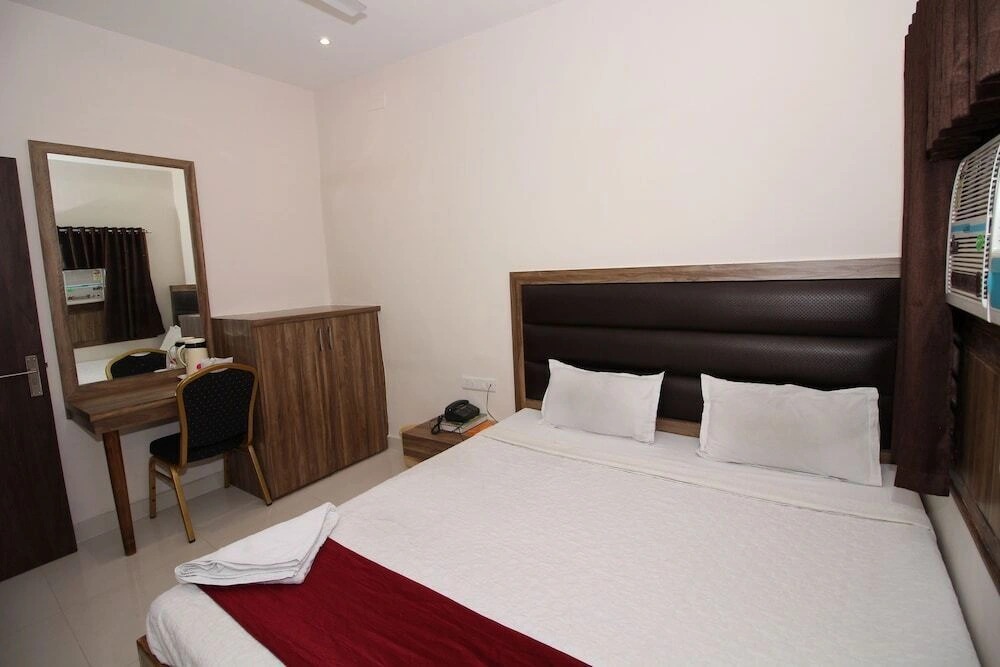 OYO 2811 Hotel Meera