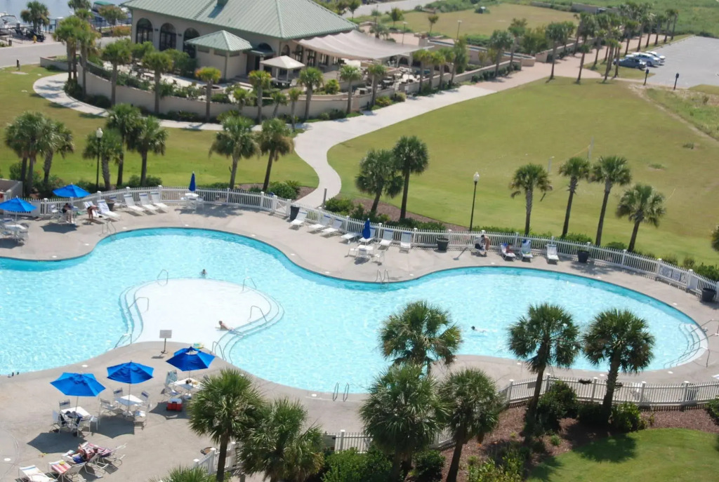 Barefoot Resort & Yacht Club