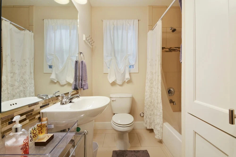2BR Renovated Austin Coach House by RedAwning