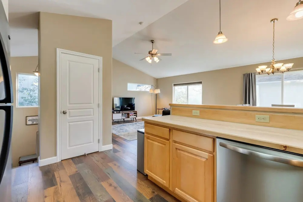 Accommodating Anchorage Abode < 1 Mi to Jewel Lake