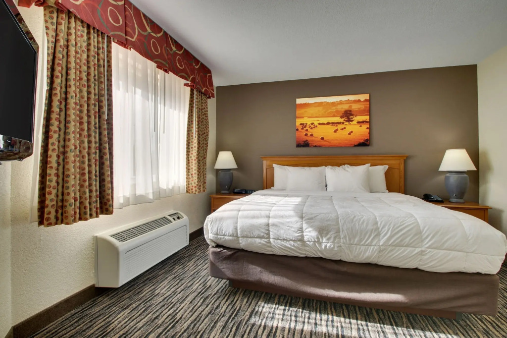 EverSpring Inn & Suites