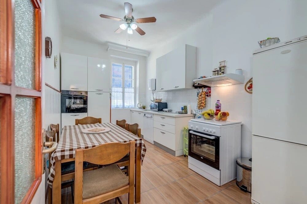 Large 100 m2 apt w Balcony in the Heart of Split