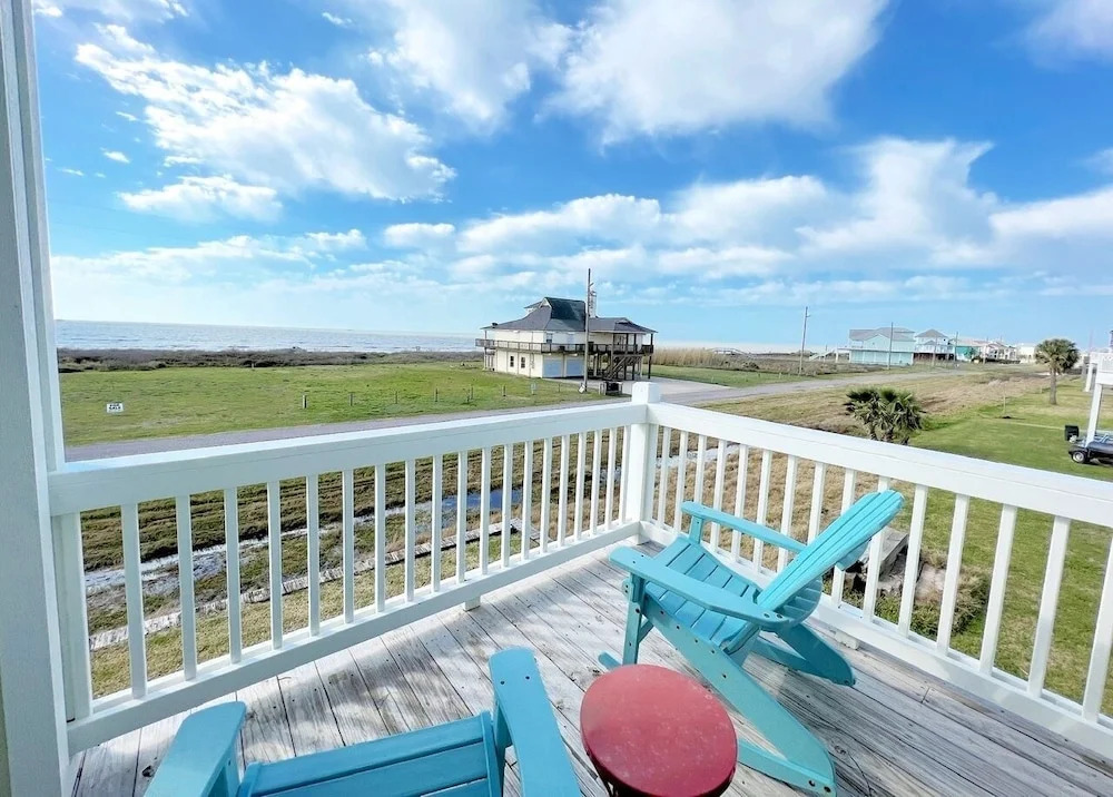 The Green Seahorse 4 Bedroom Home by RedAwning