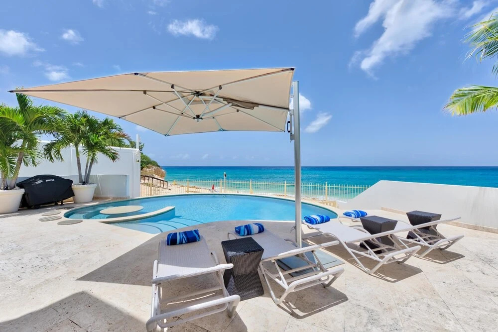 Direct Ocean Views and Beach Access, Swimming Pool, AC, Free Wifi, Near Shops & Restos
