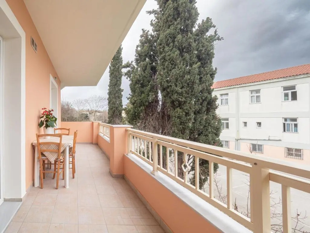 Charmy 2BD Apartment near Mon Repos Beach