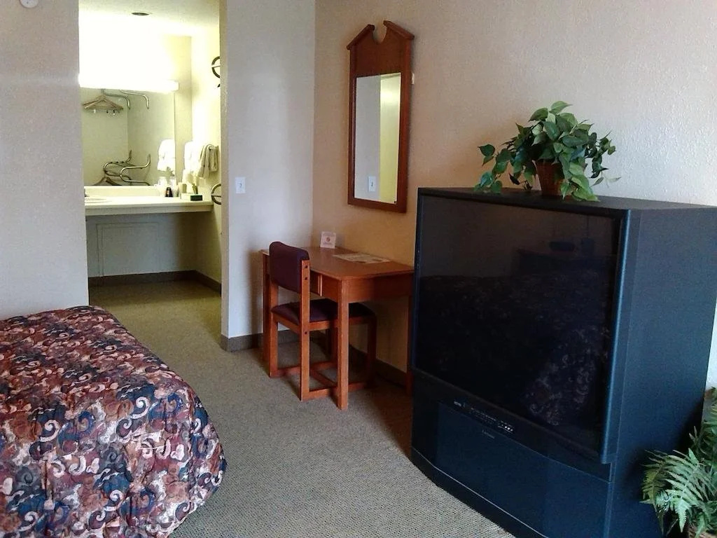 Woodridge Inn and Suites