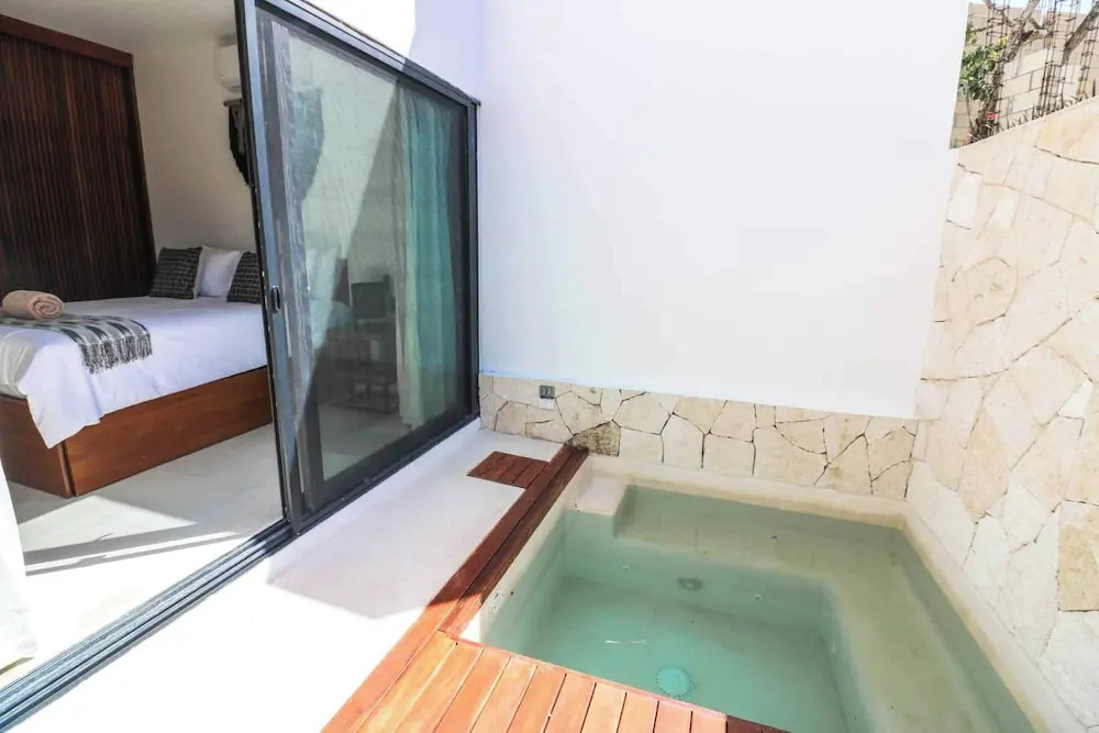 Charming Jungle Apartment Rooftop BBQ