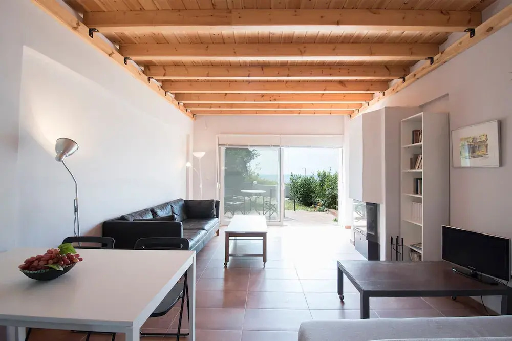 halu! Modern & Cozy Seafront Villa