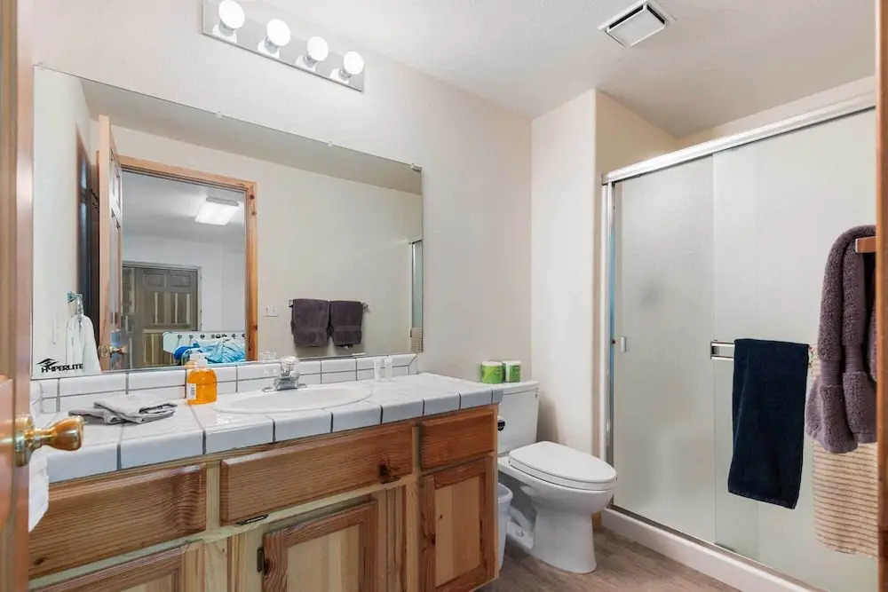 < 8 Mi to Donner Lake: Home w/ Deck + Balcony!