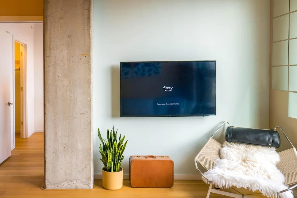 Bright, Luxury Apartment in Historic District