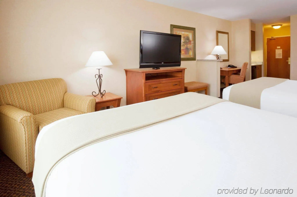 Holiday Inn Express & Suites Mitchell by IHG