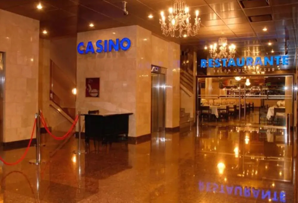 Status Hotel