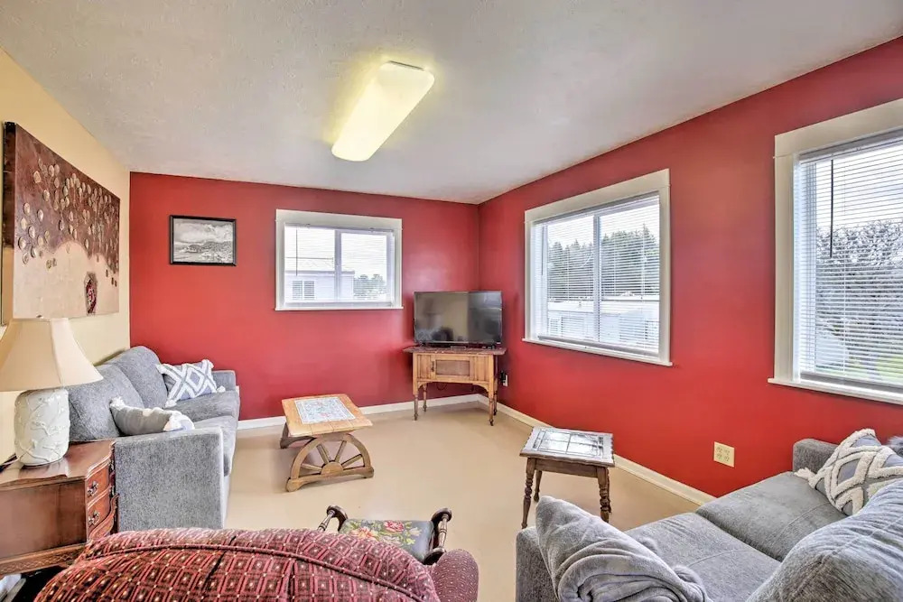 Waldport Townhome w/ Dog Run on Alsea Bay!