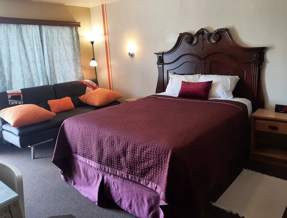 HARRYS MAN CAVE - A Vintage Motel on the Historic 395 route - The New Star Motel Experience
