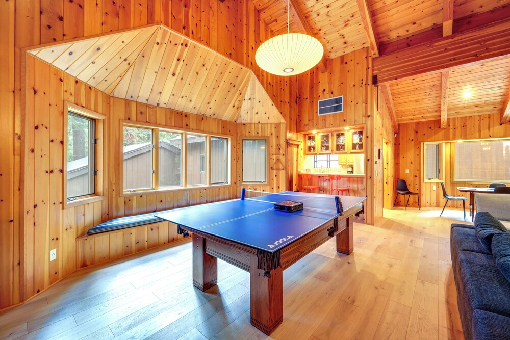 5 Mi to Donner Lake: Cabin w/ Deck + Pool Access!