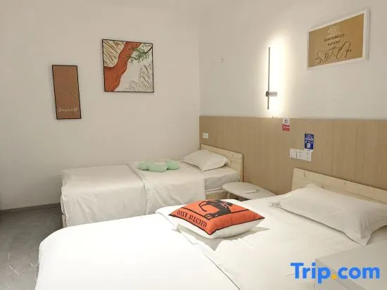 Xinxuting Hotel (Laodong Road Subway Station Xujiang Sky Street)