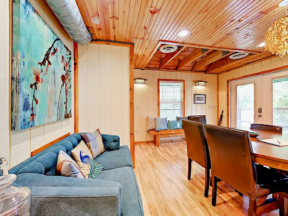 10202 Wommack Rd House - 5 Br home by RedAwning