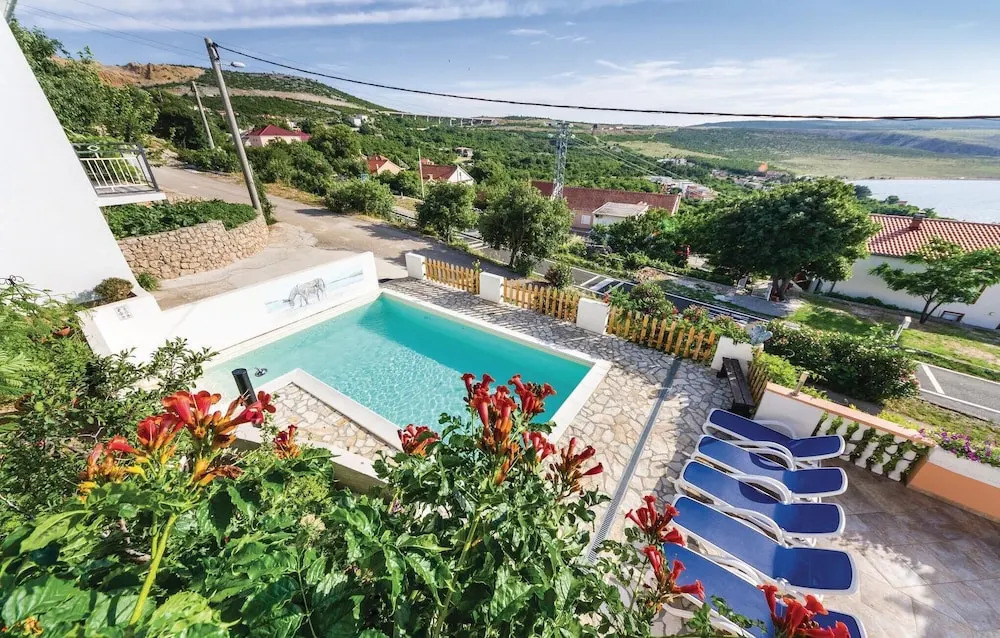 Five-Bedroom Holiday Home In Rovanjska