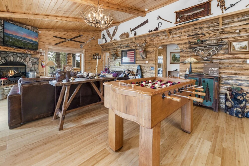 Moon Bear Lodge - Gorgeous Natural Wood Finishes At This Quality Home With Foosball! 3 Bedroom Cabin