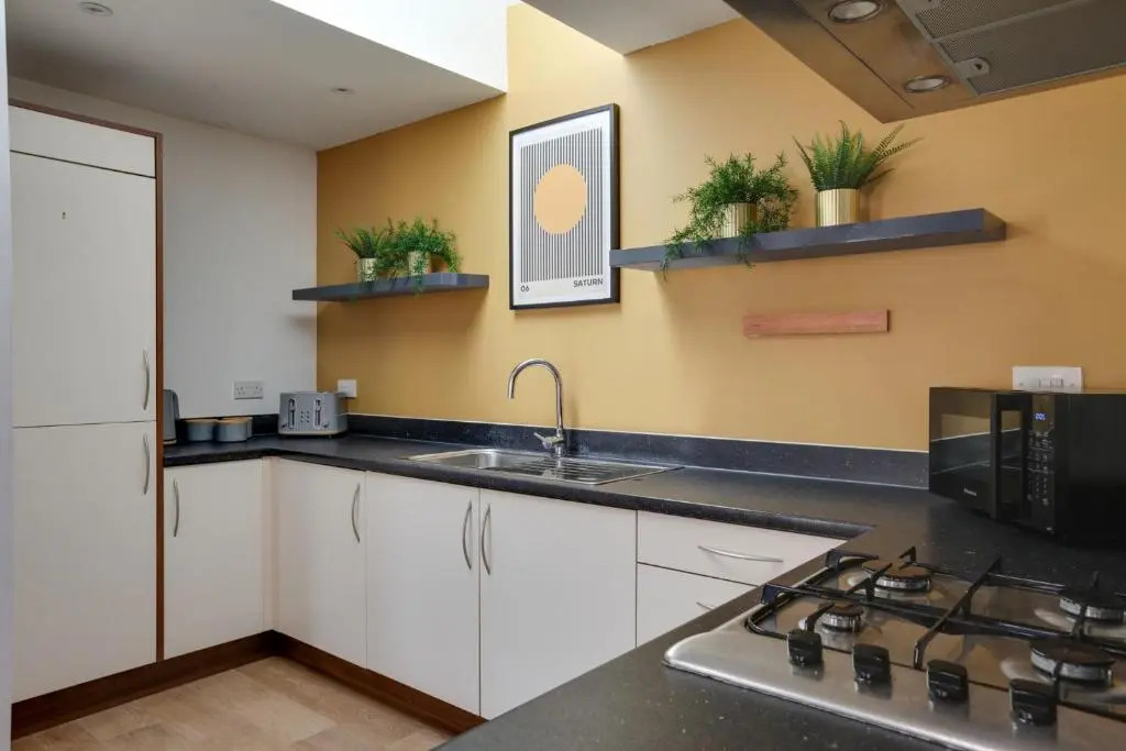 Beautiful Two Bedroom Coach House - Free Parking & Netlfix