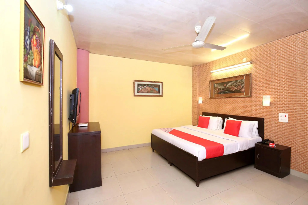 OYO 11912 Hotel Nav Classic