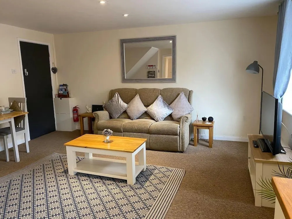 Apartment - Sleeps 2 - Pet Friendly - Parking