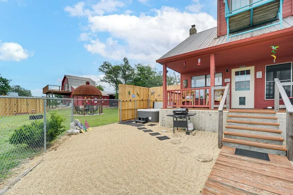 Pet-Friendly Fredericksburg Cabin w/ Hot Tub