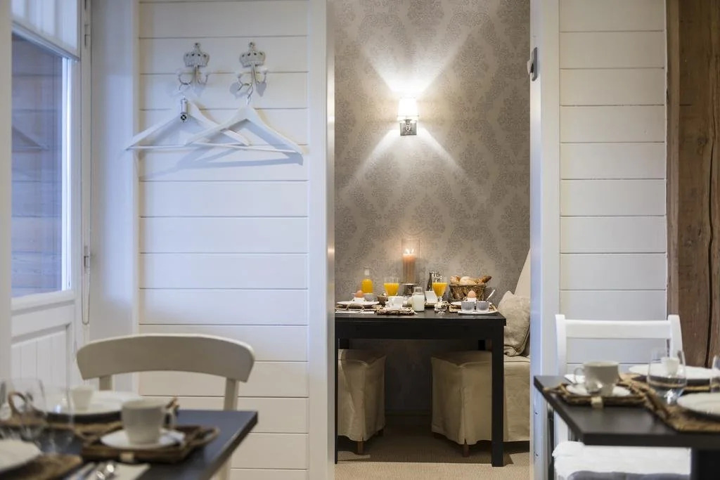 Casa-Cosi, tourist & business suites & flats with reserved parking and private terraces in shared garden with seasonal pool included, private sauna available