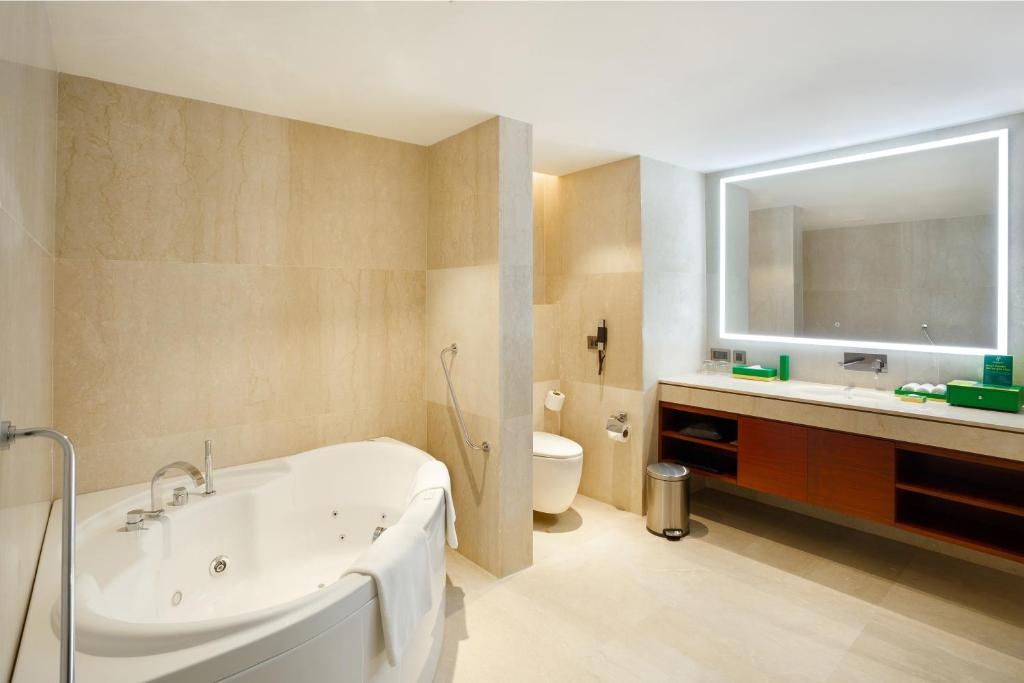 Holiday Inn Dhaka City Centre by IHG